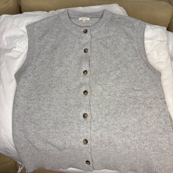 Cashmere sleeveless sweater in mist grey - Picture 6 of 7